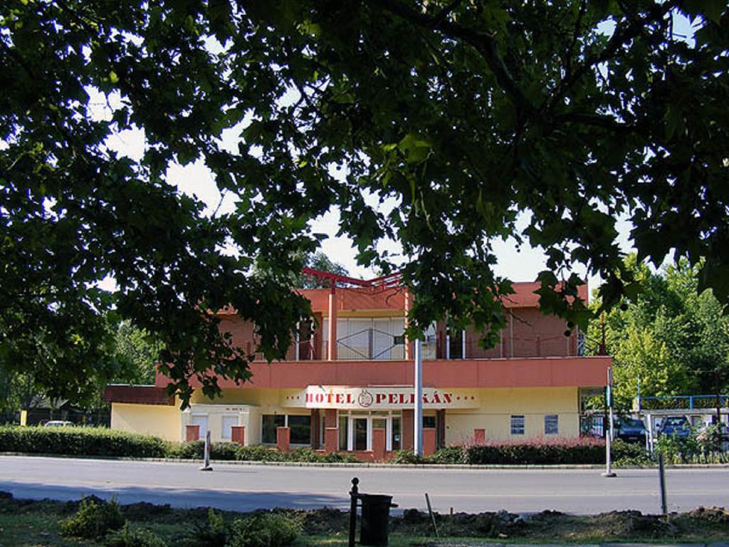 Hotel Pelikan Hodmezovasarhely Exterior photo