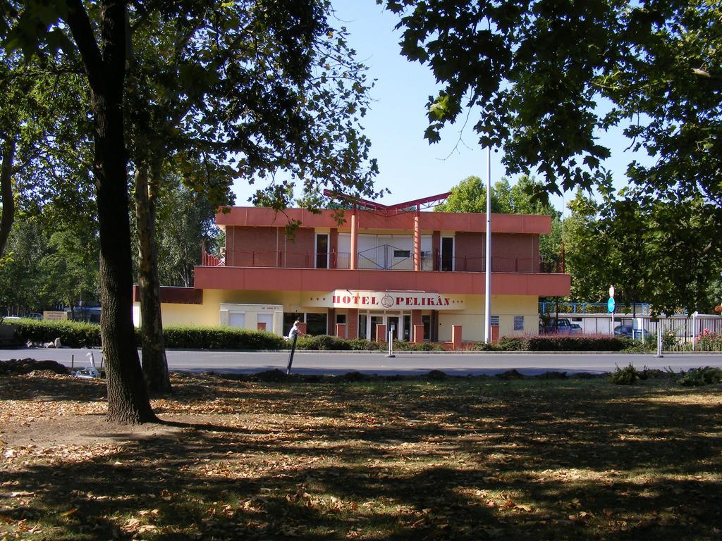 Hotel Pelikan Hodmezovasarhely Exterior photo