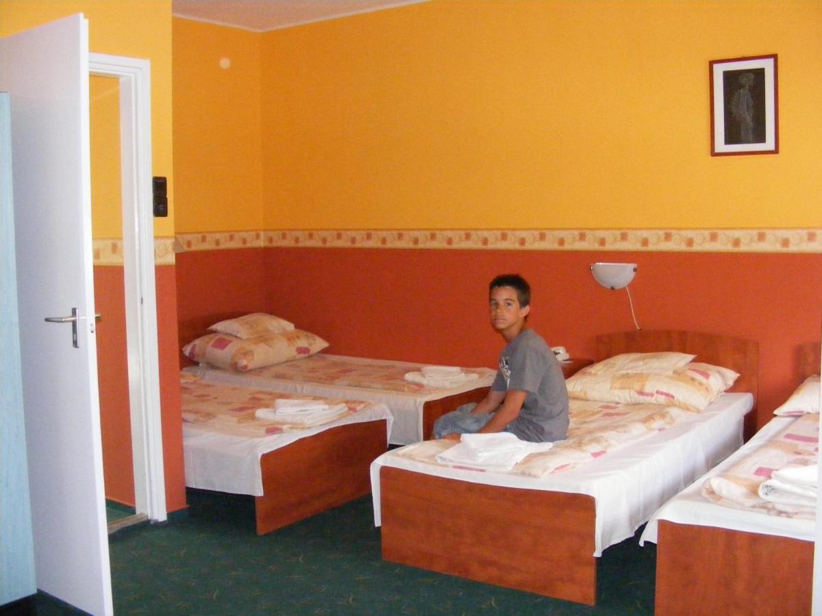 Hotel Pelikan Hodmezovasarhely Exterior photo